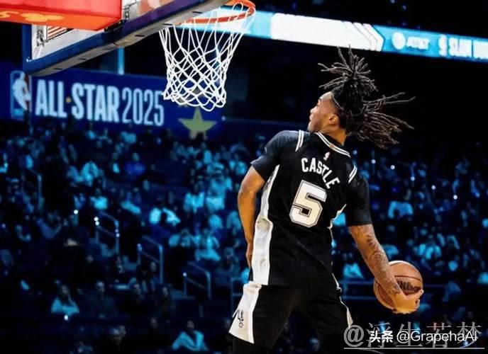 福克斯快攻反击 卡斯尔空中拉杆上篮得分 福克斯快攻反击 卡斯尔空中拉杆上篮得分